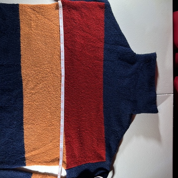 Crop sweater juniors size M - Picture 2 of 6